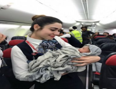 Μητέρα γέννησε στα 42.000 πόδια κατά τη διάρκεια πτήσης (φωτό)